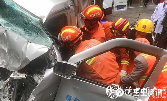 鎮(zhèn)巴210國道兩車相撞2人被困，消防緊急救援