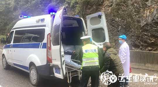 鎮(zhèn)巴210國道兩車相撞2人被困，消防緊急救援
