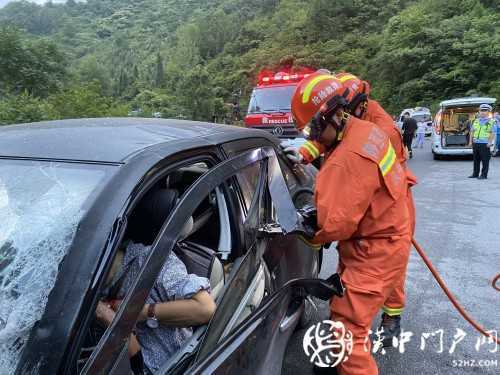 小轎車和大掛車迎面相撞，司機(jī)被困駕駛室，消防急救援