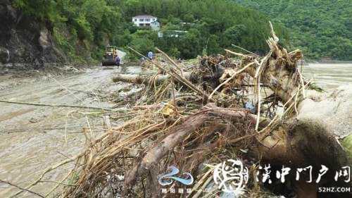 略陽多條道路塌方中斷，交通部門緊急搶修保暢通！