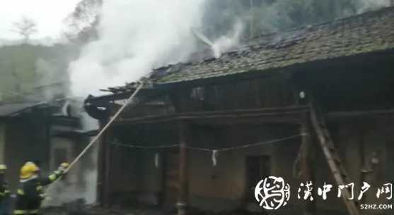 漢中2處房屋著火，消防員緊急救援