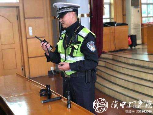 今天，交警為外賣小哥點(diǎn)了份“交通安全餐”