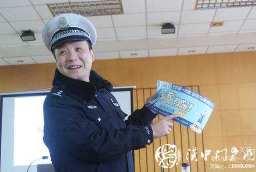 今天，交警為外賣小哥點(diǎn)了份“交通安全餐”