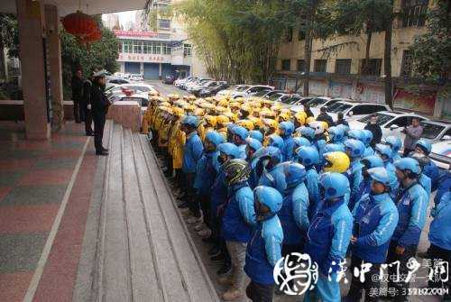 今天，交警為外賣小哥點(diǎn)了份“交通安全餐”