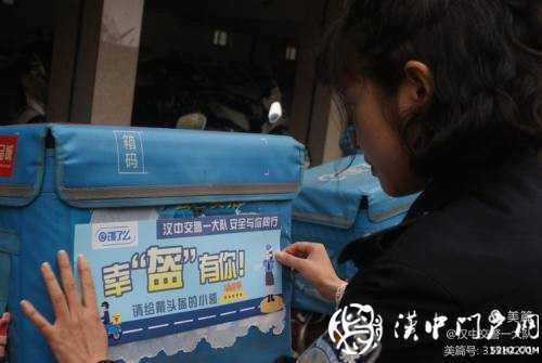 今天，交警為外賣小哥點(diǎn)了份“交通安全餐”