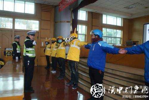 今天，交警為外賣小哥點(diǎn)了份“交通安全餐”
