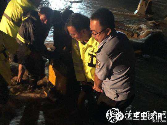 銀昆高速留壩段一處道路被水毀，多部門聯(lián)合搶險(xiǎn)
