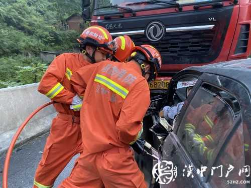小轎車和大掛車迎面相撞，司機(jī)被困駕駛室，消防急救援