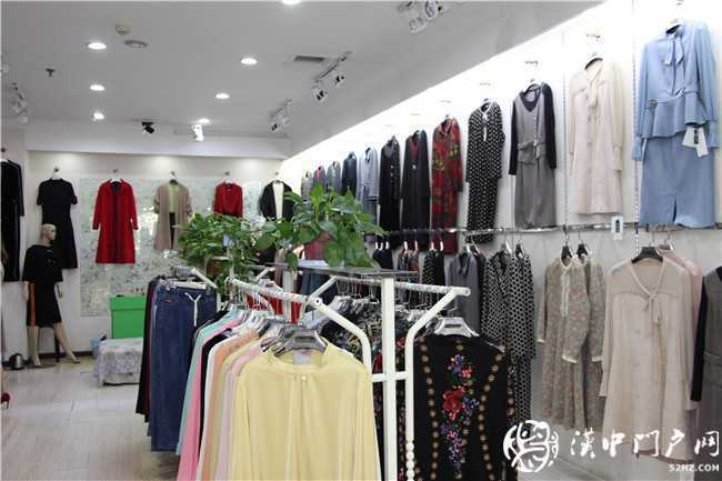 運達(dá)九龍商城負(fù)一樓商戶對運達(dá)批發(fā)市場感謝贈旗！