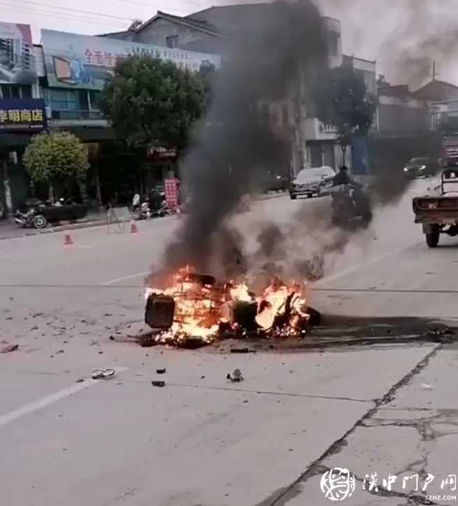 西鄉(xiāng)一轉(zhuǎn)盤突發(fā)事故，摩托車起火燃燒！