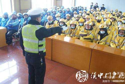 今天，交警為外賣小哥點(diǎn)了份“交通安全餐”