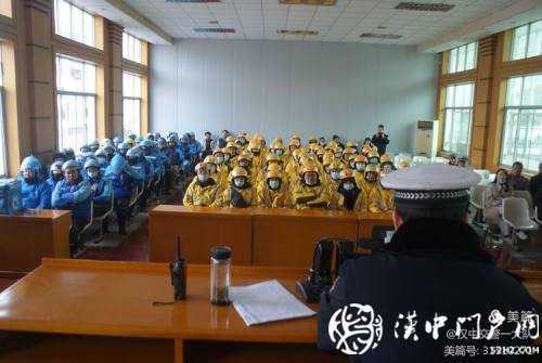 今天，交警為外賣小哥點(diǎn)了份“交通安全餐”