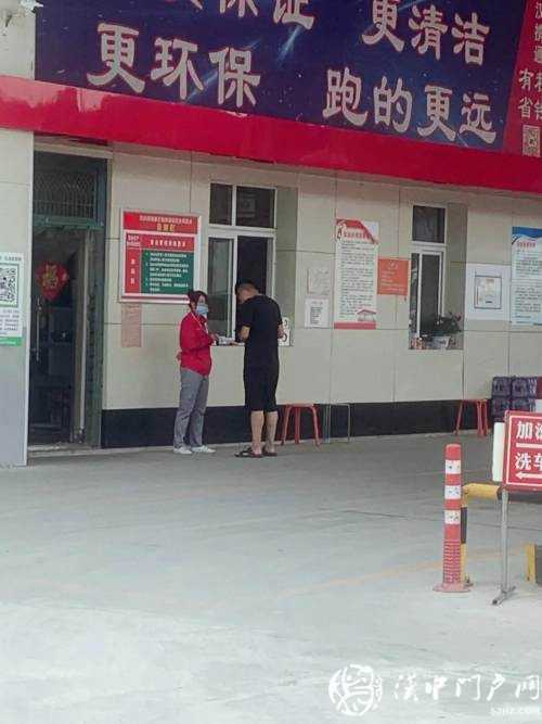加油機旁掃碼付款，這樣的做法很危險！