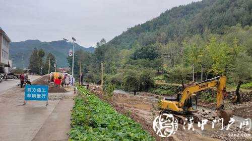 鎮(zhèn)巴黎壩春生社區(qū)再造新橋，正在施工