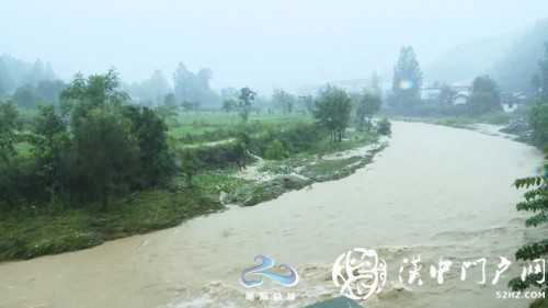 強(qiáng)降雨導(dǎo)致略陽縣部分鄉(xiāng)鎮(zhèn)山體塌方道路受損！
