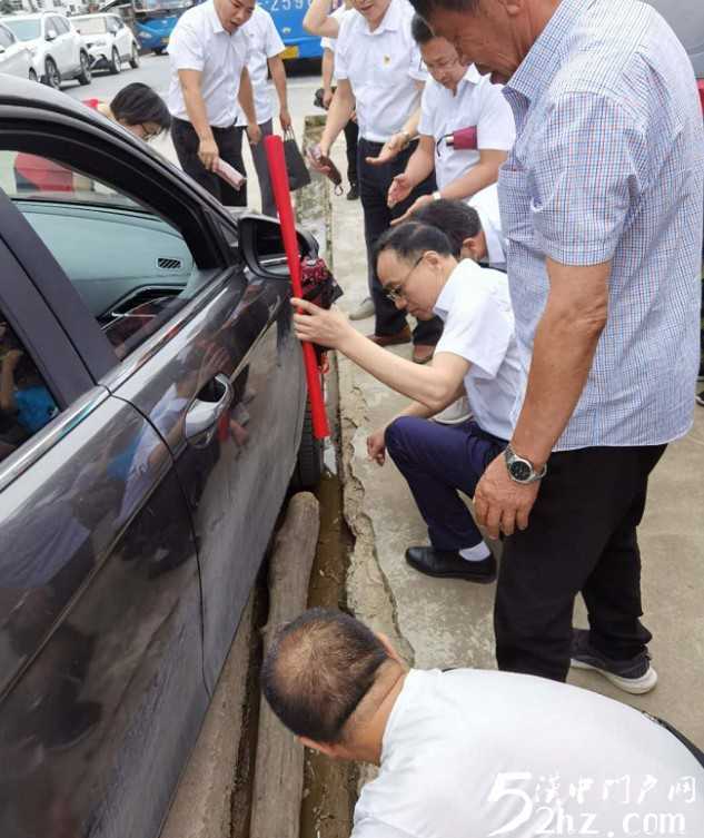 女司機(jī)開(kāi)車(chē)掉進(jìn)溝里，洋縣眾黨員幫忙抬車(chē)
