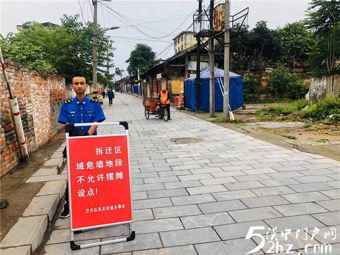 漢臺區(qū)東關(guān)街道辦事處部門聯(lián)動清理危房待拆區(qū)攤點，消除安全隱患