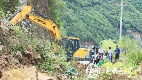 略陽多條道路塌方中斷，交通部門緊急搶修保暢通！