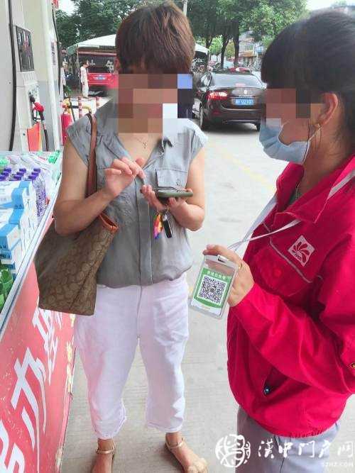 加油機旁掃碼付款，這樣的做法很危險！