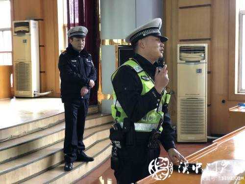 今天，交警為外賣小哥點(diǎn)了份“交通安全餐”