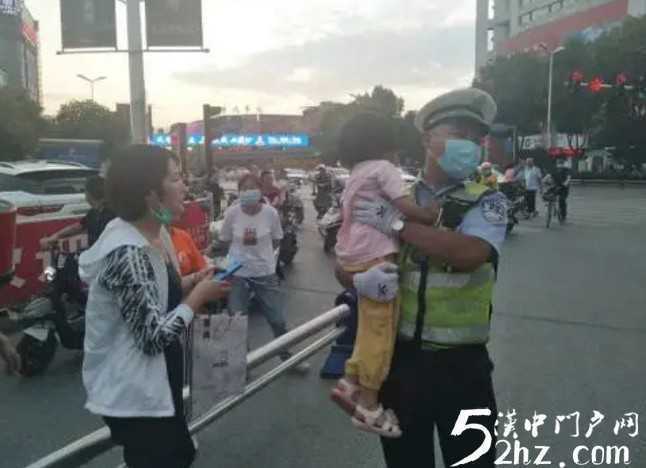 漢中4歲女孩在中心廣場(chǎng)和家人走散，幸虧……