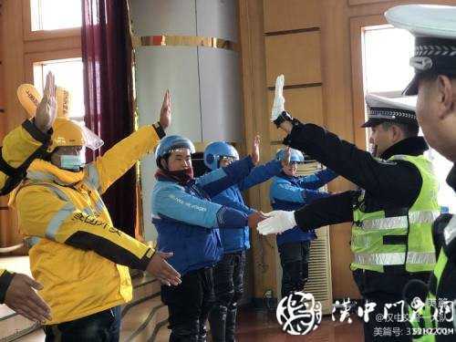今天，交警為外賣小哥點(diǎn)了份“交通安全餐”