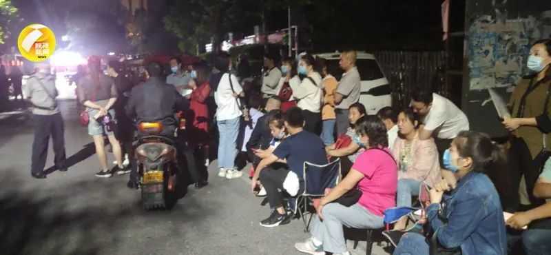漢中家長熬夜排隊搖號民辦小升初！教體局：不必著急，都能拿到“報名條”！