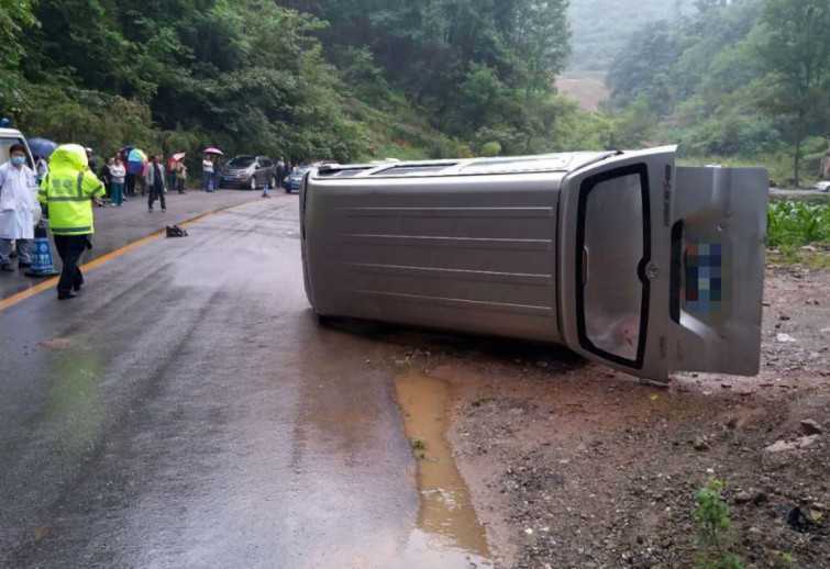 漢中寧強(qiáng)一面包車路滑失控，致路邊農(nóng)戶當(dāng)場死亡！