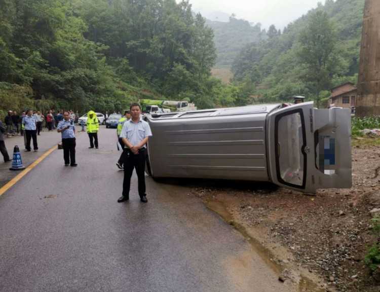 漢中寧強(qiáng)一面包車路滑失控，致路邊農(nóng)戶當(dāng)場死亡！