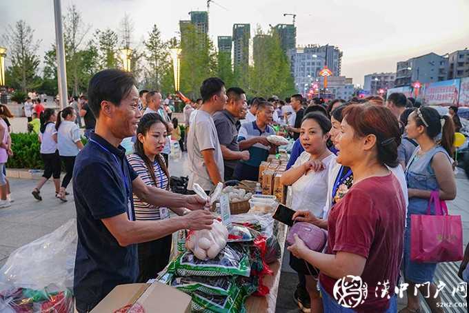 勉縣堅(jiān)持“政府引導(dǎo)撬動(dòng)、市場(chǎng)主導(dǎo)推動(dòng)、社會(huì)參與共贏”原則，搶抓機(jī)遇，推動(dòng)扶貧產(chǎn)品和服務(wù)融入大市場(chǎng)。目前，通過(guò)中鐵快運(yùn)網(wǎng)上商城、12306等平臺(tái)累計(jì)銷售農(nóng)產(chǎn)品3100萬(wàn)元，全縣幫扶干部累計(jì)購(gòu)買、助銷農(nóng)產(chǎn)品100余萬(wàn)元。圖為扶貧干部集中售賣農(nóng)產(chǎn)品。.JPG