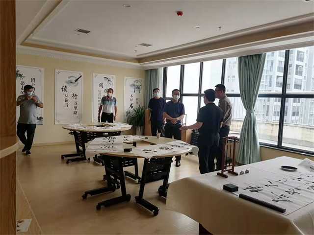 漢中市養(yǎng)老產(chǎn)業(yè)協(xié)會(huì)會(huì)長(zhǎng)、秘書長(zhǎng)、略陽縣民政局局長(zhǎng)蒞臨褒國(guó)康樂園參觀考察