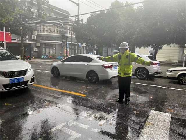 68小時(shí)堅(jiān)守！漢中交警大隊(duì)圓滿完成國(guó)慶假期道路交通安保任務(wù)"