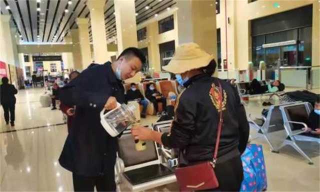 暖！凌晨六點車來了，漢臺區(qū)旅游集散中心貼心服務滯留游客
