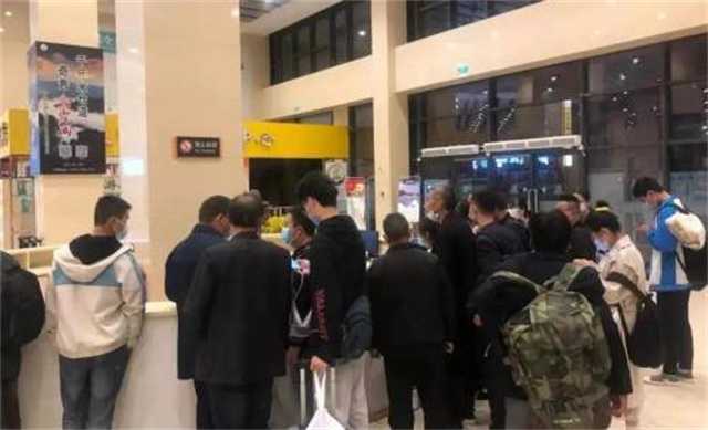 暖！凌晨六點車來了，漢臺區(qū)旅游集散中心貼心服務滯留游客