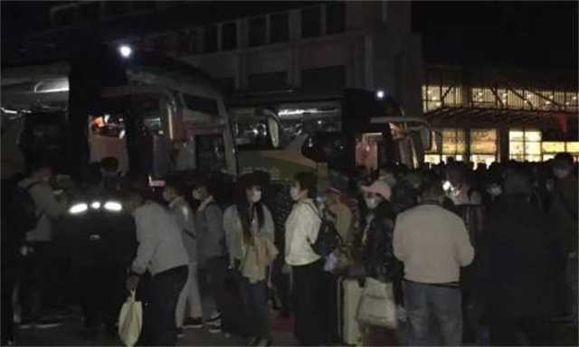 暖！凌晨六點車來了，漢臺區(qū)旅游集散中心貼心服務滯留游客