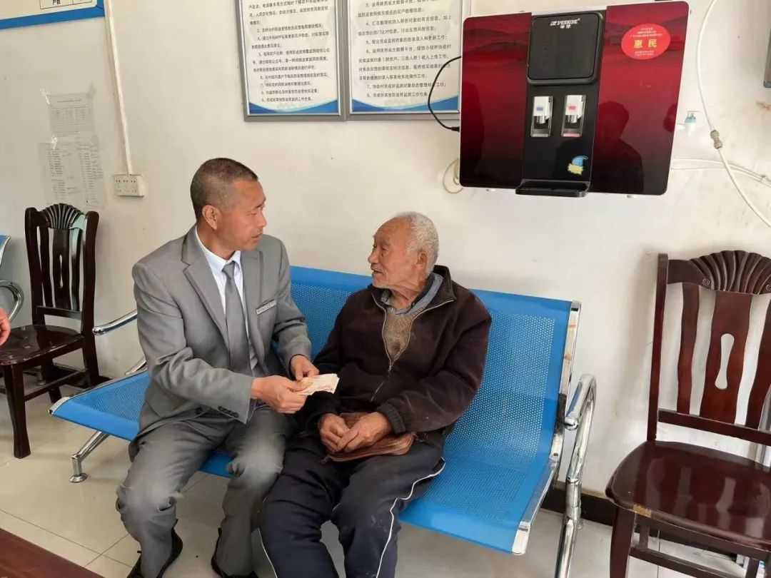漢中一營業(yè)員撿到6900元現(xiàn)金，驅車歸還！