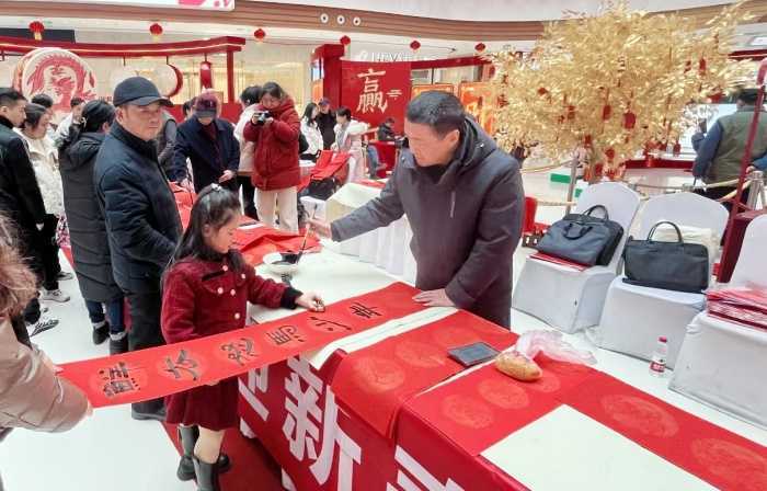 “揮毫潑墨送春聯(lián)，龍飛鳳舞迎新春” 民革漢臺區(qū)委會開展送春聯(lián)活動