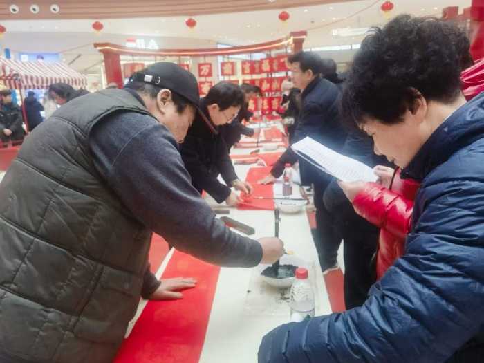 “揮毫潑墨送春聯(lián)，龍飛鳳舞迎新春” 民革漢臺區(qū)委會開展送春聯(lián)活動