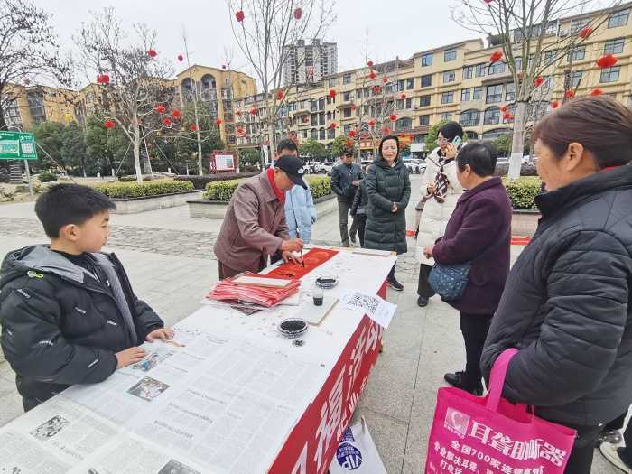城固：“送春聯(lián)、送祝福”活動在縣樂城公園舉行