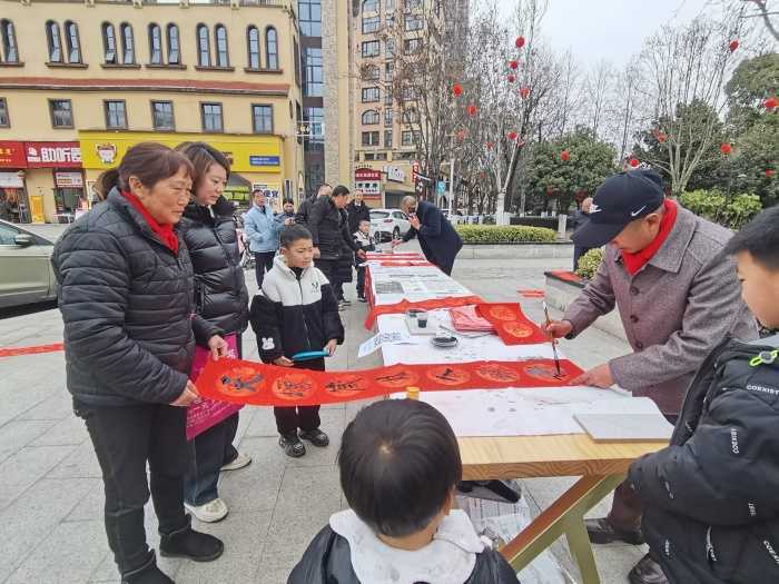 城固：“送春聯(lián)、送祝福”活動在縣樂城公園舉行
