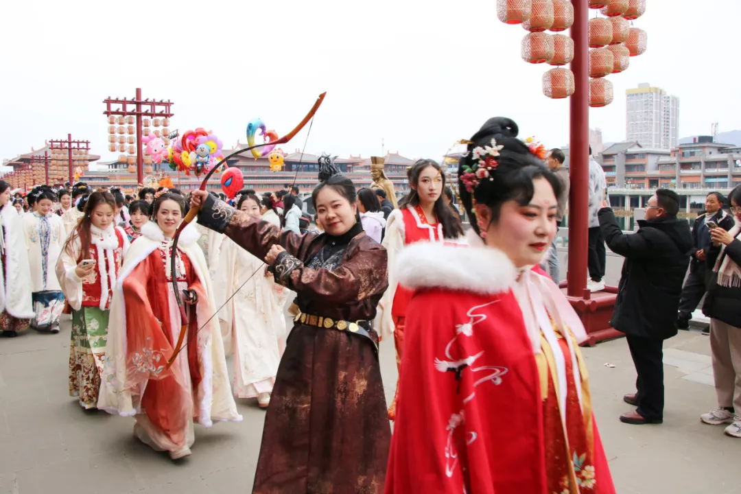 我們的節(jié)日·歡樂(lè)中國(guó)年丨西鄉(xiāng)：漢服巡游！太！驚！艷！
