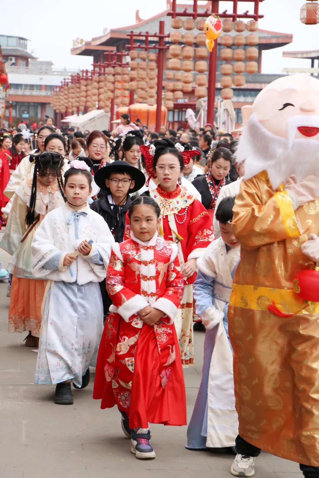 我們的節(jié)日·歡樂(lè)中國(guó)年丨西鄉(xiāng)：漢服巡游！太！驚！艷！