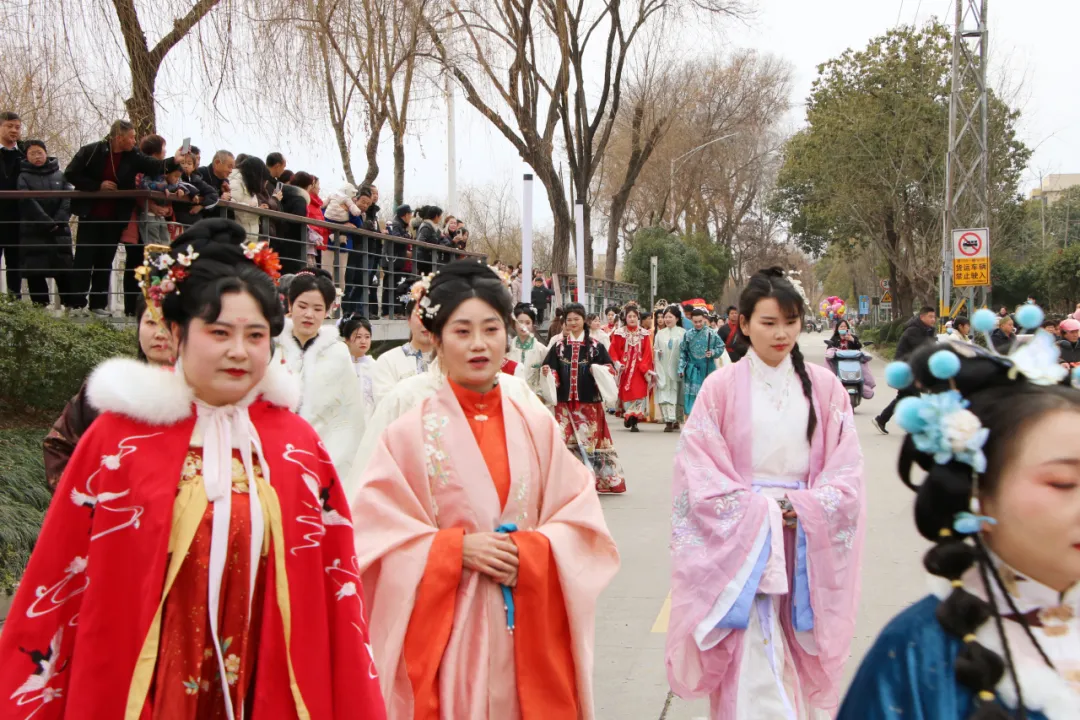 我們的節(jié)日·歡樂(lè)中國(guó)年丨西鄉(xiāng)：漢服巡游！太！驚！艷！