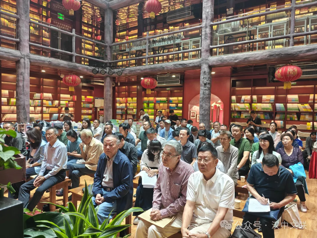 張芳文藝抗戰(zhàn)主題長(zhǎng)篇小說(shuō)《左明》讀書(shū)分享會(huì)在漢中書(shū)城舉行