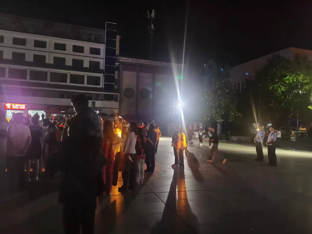留壩縣公安局“五強(qiáng)化”扎實(shí)開展夏夜治安巡查宣防集中統(tǒng)一行動