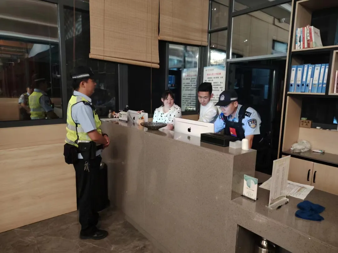留壩縣公安局“五強(qiáng)化”扎實(shí)開展夏夜治安巡查宣防集中統(tǒng)一行動