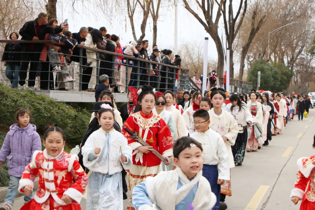 我們的節(jié)日·歡樂(lè)中國(guó)年丨西鄉(xiāng)：漢服巡游！太！驚！艷！