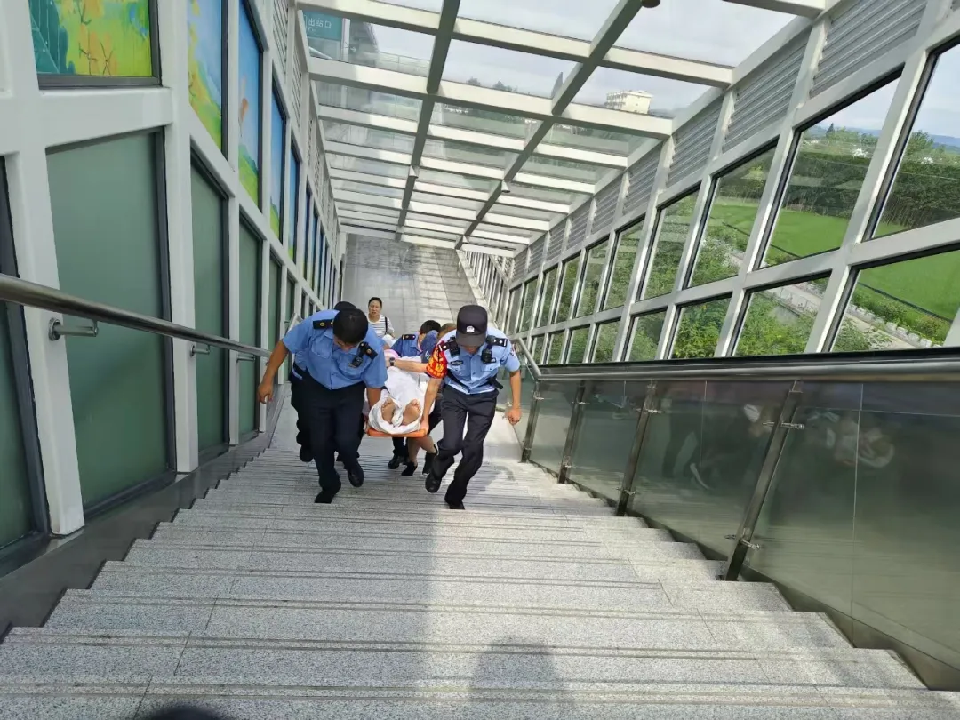 老人家中重傷急需出外救治！洋縣西站全力協(xié)調(diào)速達西安！