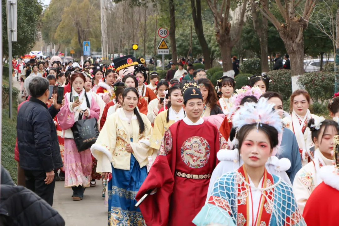 我們的節(jié)日·歡樂(lè)中國(guó)年丨西鄉(xiāng)：漢服巡游！太！驚！艷！
