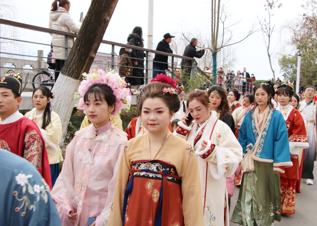 我們的節(jié)日·歡樂(lè)中國(guó)年丨西鄉(xiāng)：漢服巡游！太！驚！艷！